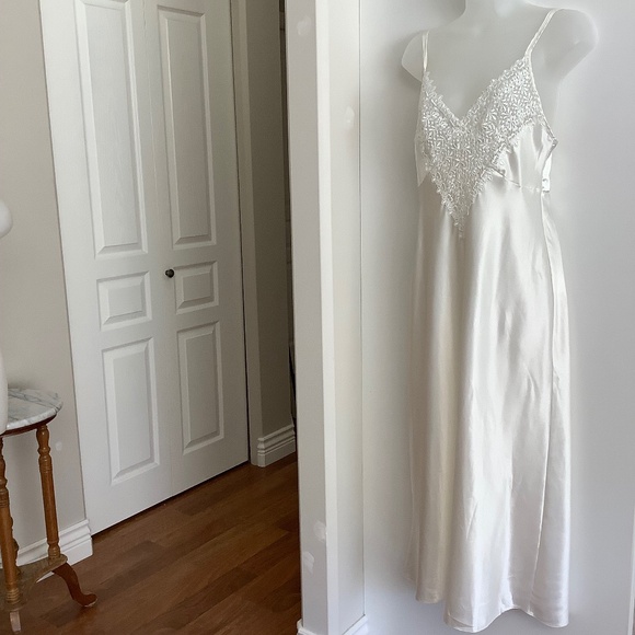 Marks & Spencer Beautiful Satiny Nightgown - Small 34 - Picture 1 of 11